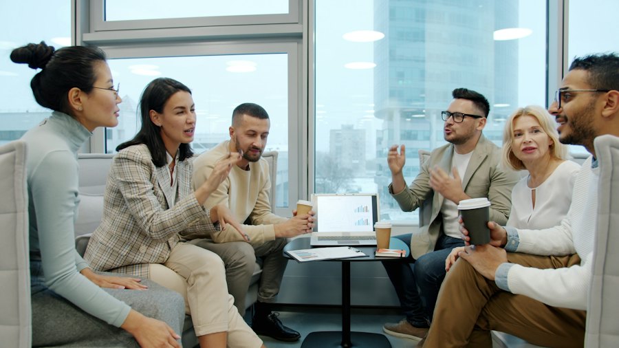 Equipe conversando em uma reunião no escritório