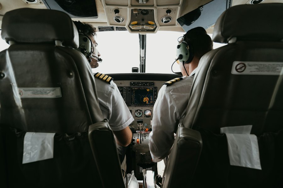Dois pilotos na cabine de um avião comercial