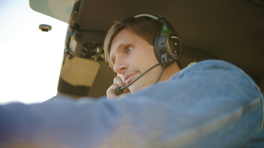Piloto com headset falando no rádio dentro da cabine
